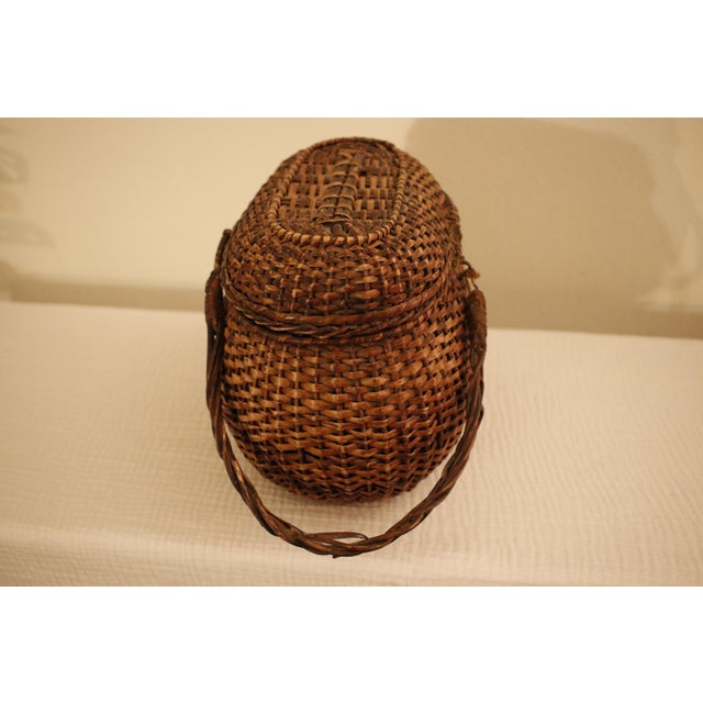 Wood Early 20th Century Antique Amish Kavli Hand-Woven Wicker Lidded Storage Basket For Sale - Image 7 of 16