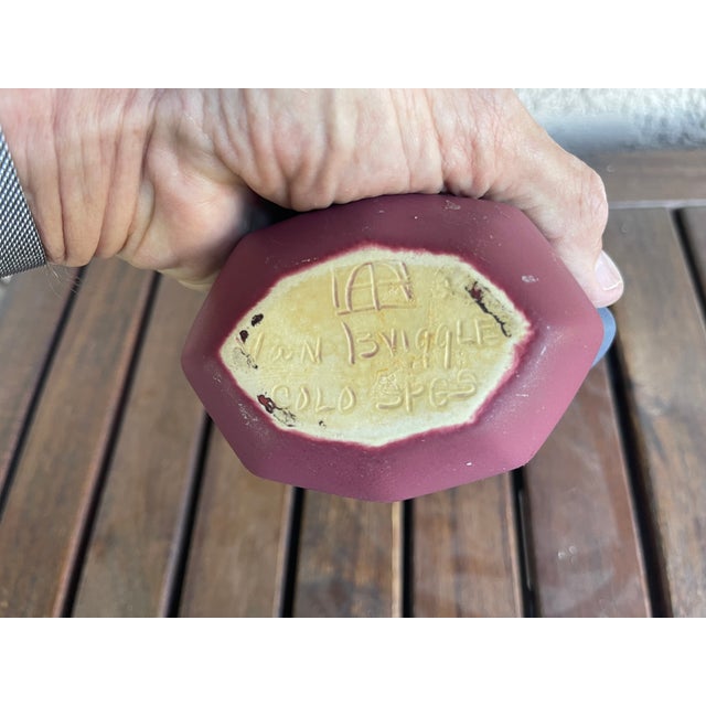 Van Briggle Mid Century 1950s Handmade Colorado Springs Van Briggle Pink Blue Tulip Vase For Sale - Image 4 of 4