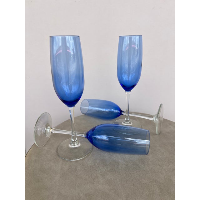 Vintage Libbey blue & clear champagne flute glasses. Pattern name is Vina. They feature a distinctive cobalt blue bowl...