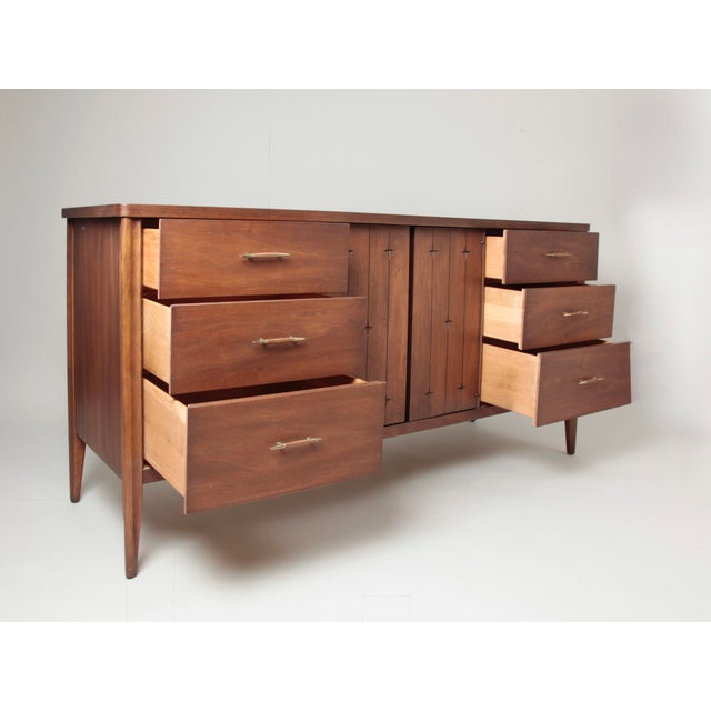 1960s 1960s Mid Century Broyhill Saga 9 Drawer Dresser With 6 Etched Starburst Mirror For Sale - Image 5 of 12