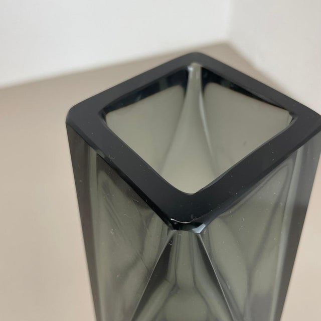 Faceted Murano Glass Sommerso Vase from Mandruzzato, Italy 1970s For Sale - Image 4 of 18