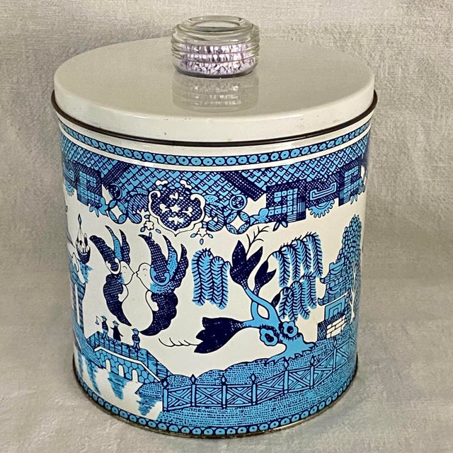 Blue Magic Knob Luce Corp Krispy Kan Tin Canister Featuring a Classic Blue Willow Pattern For Sale - Image 11 of 12