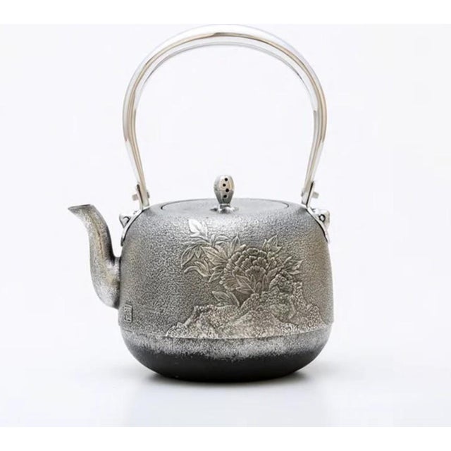 Museum-Grade Japanese Nambu Ironware — Handcrafted and Historically Significant This natsume-shaped iron kettle is...