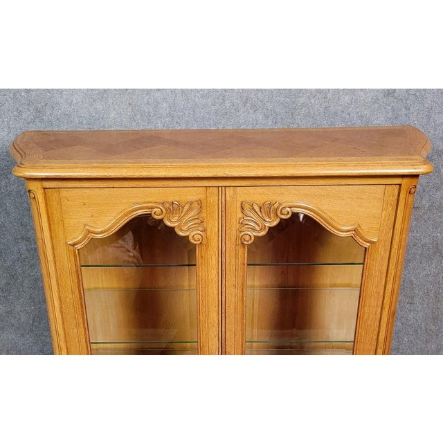 1950s Louis XV Style Curved Display Cabinet in Light Oak, 1950s For Sale - Image 5 of 7