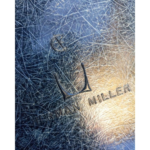 Designer Charles & Ray Eames, original Herman Miller edition, fiberglass shell in Navy Blue. In very good condition. Shock...