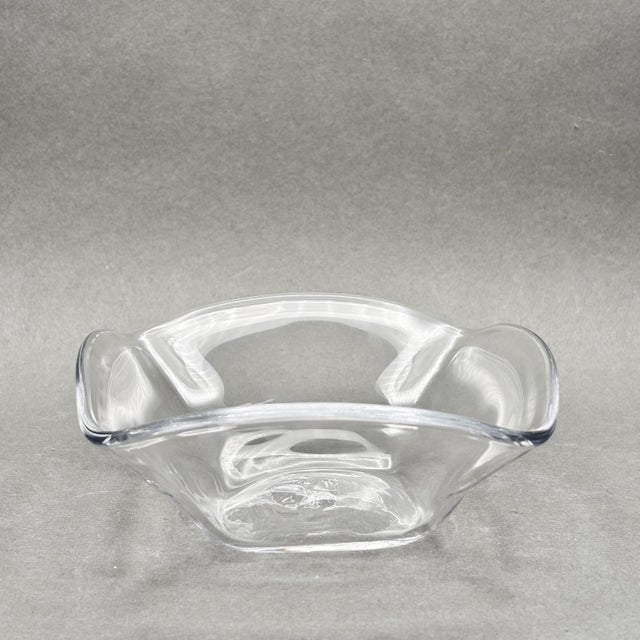 A beautiful example of Simon Pearce craftsmanship, this Woodbury square bowl showcases elegant hand-pinched corners and a...