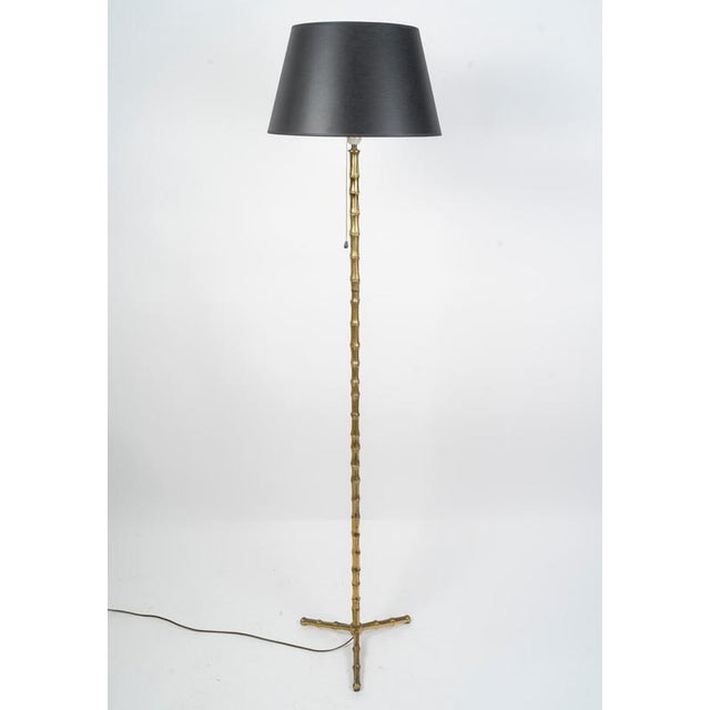 Floor lamp, circa 1950, in brass imitating bamboo. H: 150cm, D: 40cm Up to 250V (Europe/UK Standard).The wiring of this...
