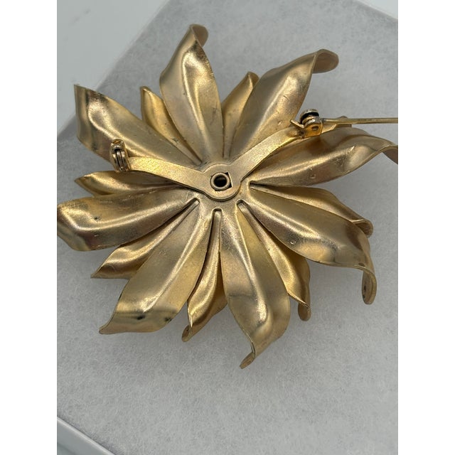 Vintage Gold Tone Sunburst Flower Brooch With Faux Pearl For Sale In Miami - Image 6 of 8