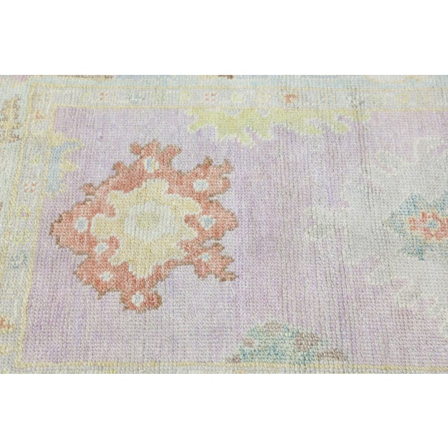 This modern Turkish Oushak rug is a stunning piece of art that has been handwoven using traditional techniques by skilled...