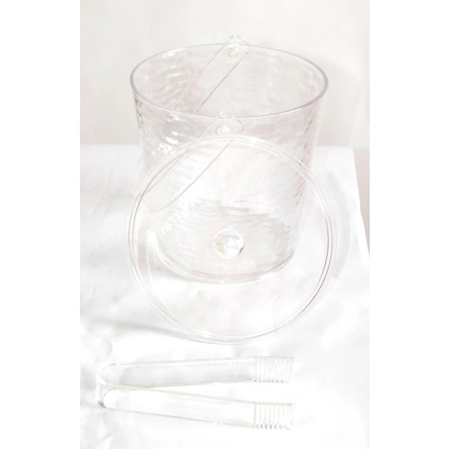 1980s Vintage Grainware Transparent Lucite Clear Acrylic Ice Bucket Lid Tongs For Sale - Image 10 of 12