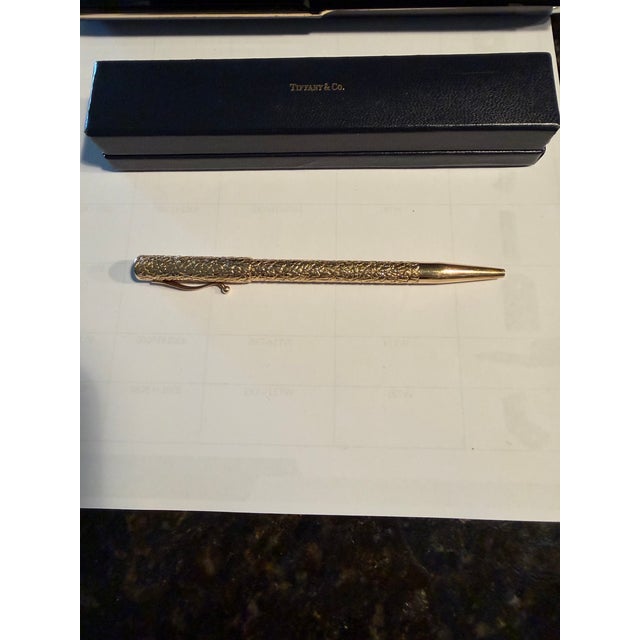 Art Deco Tiffany & Co. 14k Green Gold Vintage Mechanical Pencil / Pen Vintage Writing Instrument ( Combo Pen & Pencil ) Ca. 1950’s - 1970’s For Sale - Image 3 of 3