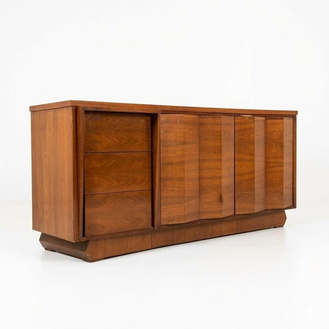 Sculptural Atomic Style Mid-Century Modern 6-Drawer Lowboy Dresser, C. 1960s For Sale In New York - Image 6 of 11