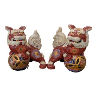 Pair of Vintage Japanese Kutani Foo Dogs – Matched Guardian Lions – Ornate Ceramic Shishi Statues – 1980s Showa Era For Sale