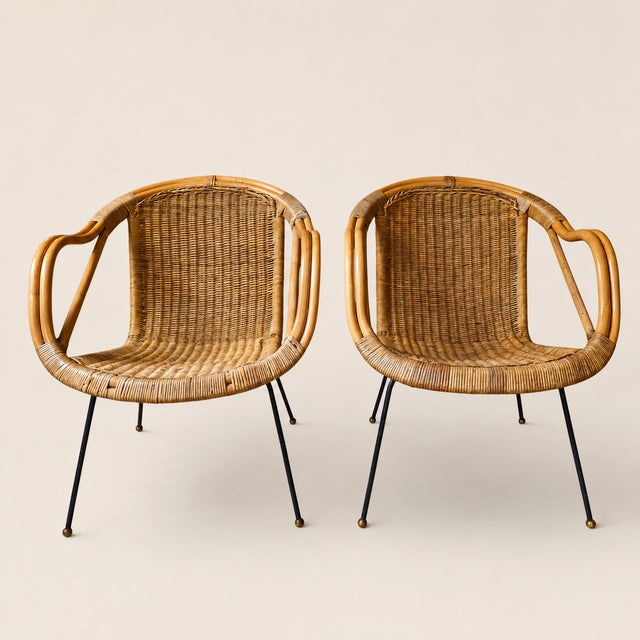 An exceptionally sculptural pair of unmarked mid-century modern lounge chairs crafted in the style of Paul McCobb. Sinuous...
