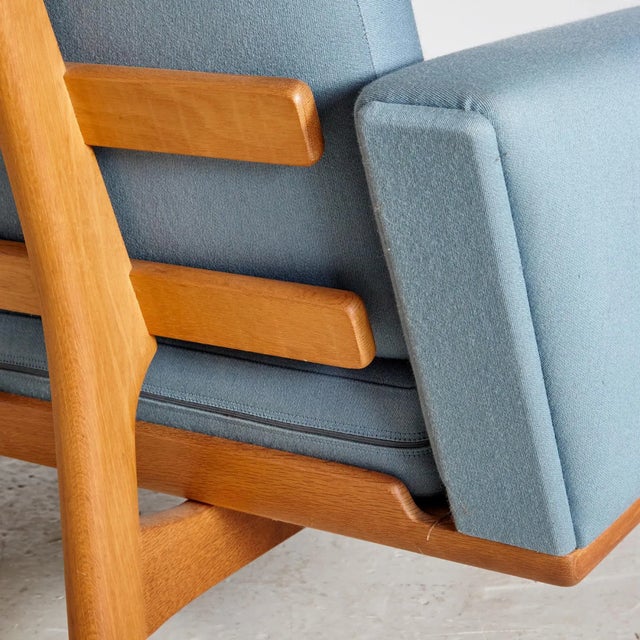 GE-236 Sofa by Hans J. Wegner for Getama For Sale - Image 4 of 11