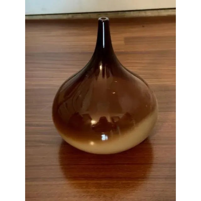 Two-toned signed Caleb Siemon teardrop vase. Siemon & Salazar has been designing and producing hand blown glass vessels...