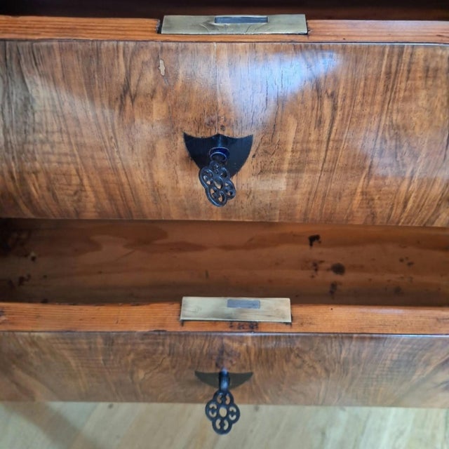 Small Biedermeier Chest of Drawers in Walnut Veneer, 1820 For Sale - Image 14 of 18