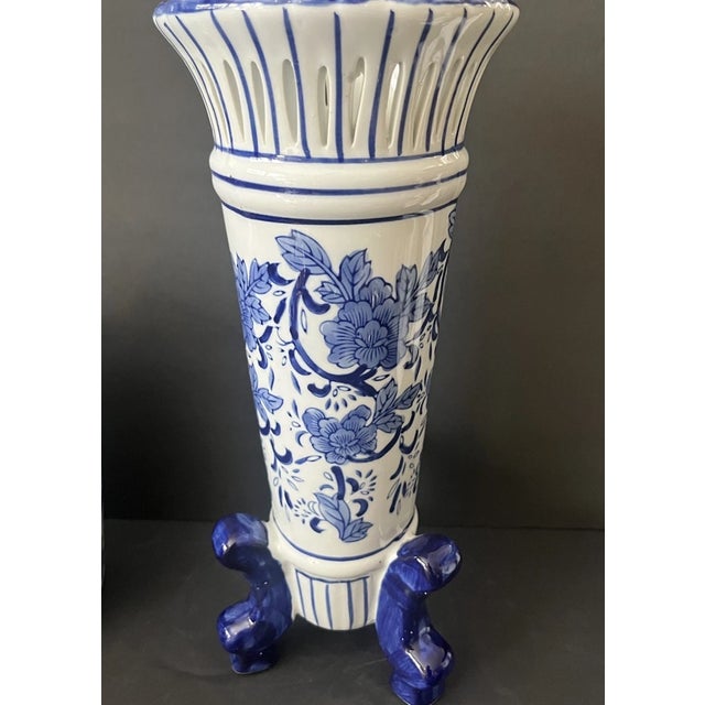 1990s Vintage MCM Chinoiserie Hand Painted Footed Porcelain Vase For Sale - Image 5 of 5