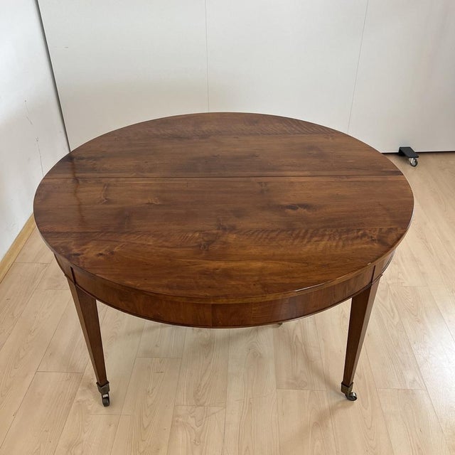 Large, Swiss, early Biedermeier expandable / extending table in walnut, circa 1820. Round table with solid walnut top and...