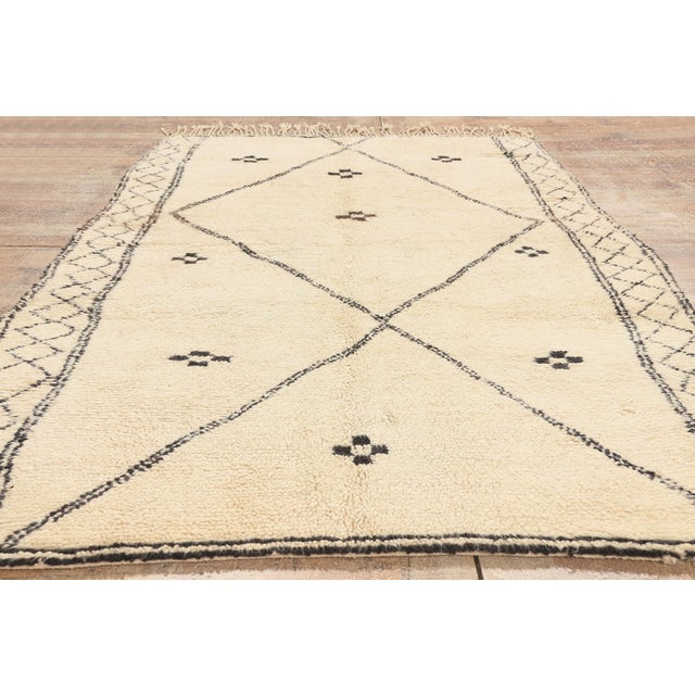 Vintage Azilal Moroccan Rug, 05'00 X 08'10 For Sale - Image 9 of 10