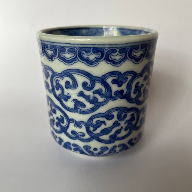 Chinoiserie Small Blue and White Chinese Export Porcelain Cup For Sale - Image 3 of 8