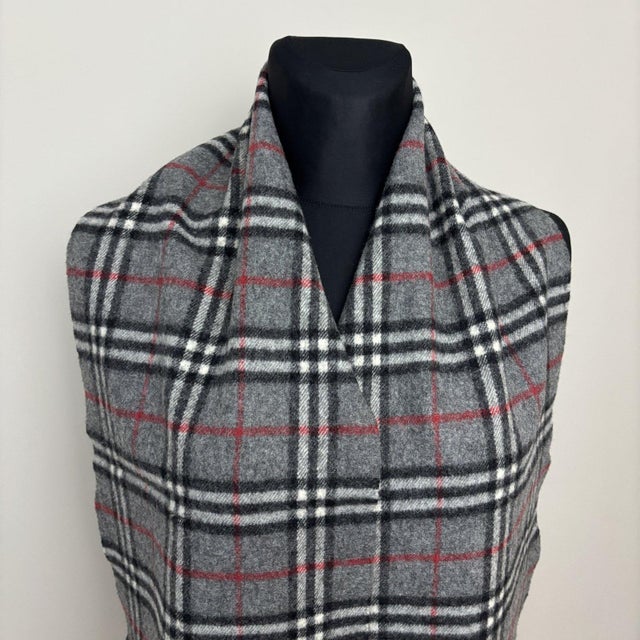 English Burberry Grey Classic 100% Lambswool Scarf For Sale - Image 3 of 13