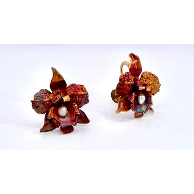 Vintage Gold-Tone Lily Brooch and Earrings Set With Pearl, 1980s, 3 Pieces For Sale In Los Angeles - Image 6 of 9