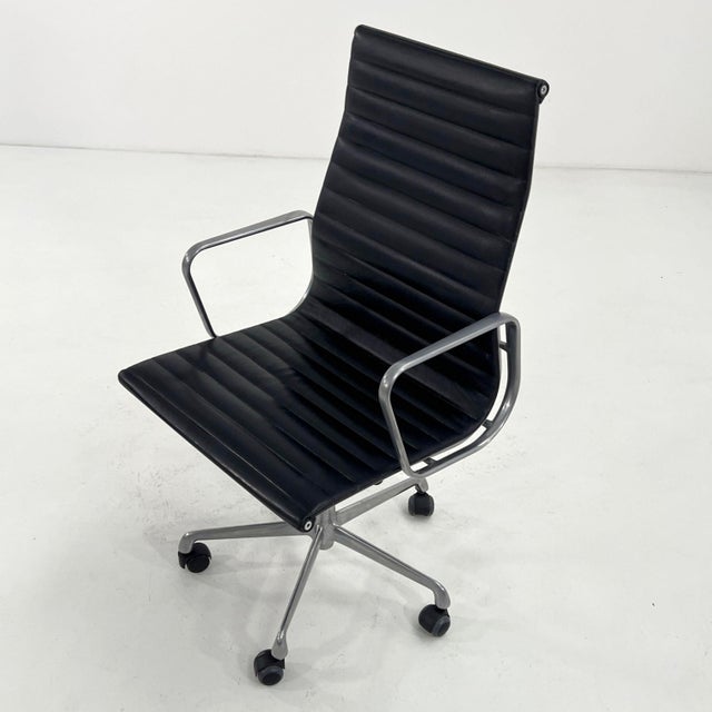 EA119 Desk Chair in Leather by Charles & Ray Eames for ICF, 1970s For Sale - Image 6 of 11