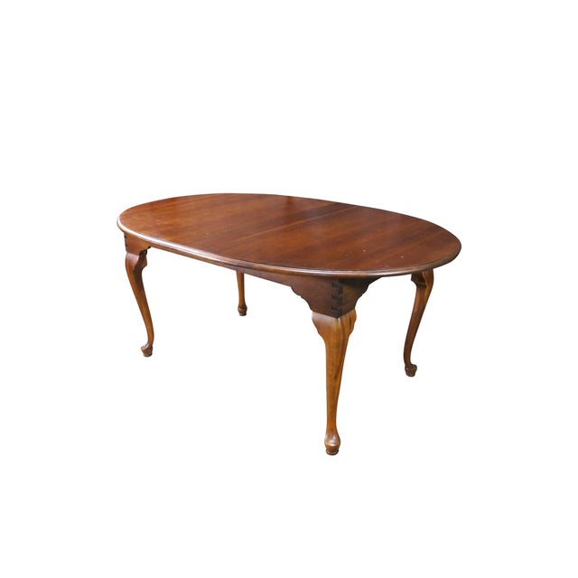 This traditional Broyhill Village Tapestry extension dining table features a classic Queen Anne farmhouse aesthetic with...