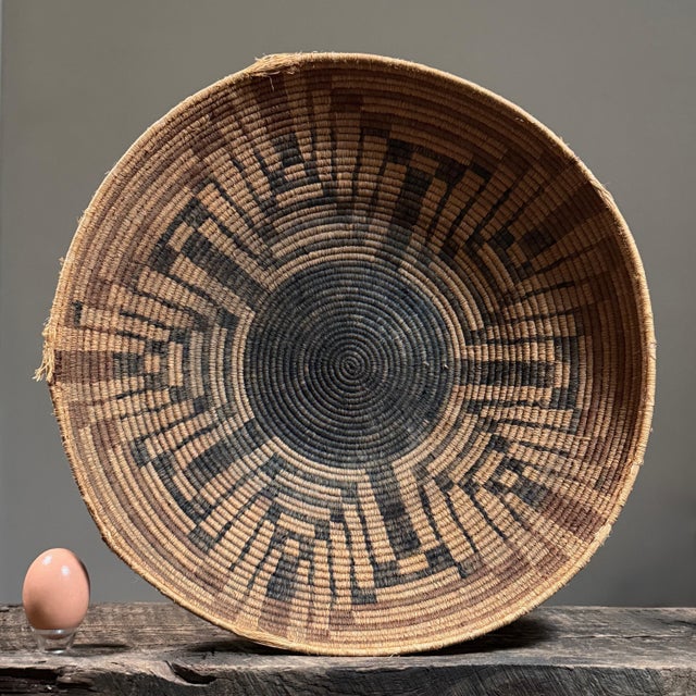 Tribal Antique Pima Gathering Basket With Two-Tone Squash Blossom Design For Sale - Image 3 of 11