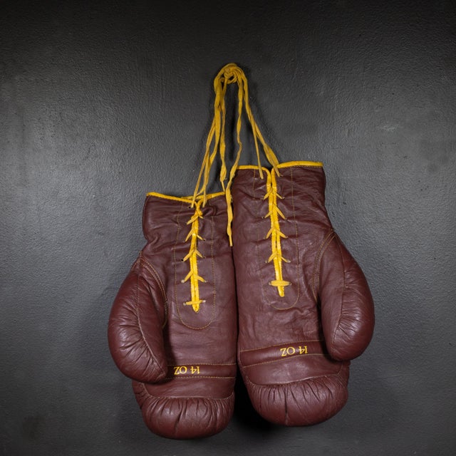 ABOUT An original pair of thick Everlast brown leather boxing gloves stuffed with horse hair. Large "Everlast" tag and...