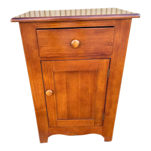 Tom Seely Furniture Early American Primitive Shaker Style Solid Pine Side Table or Nightstand.