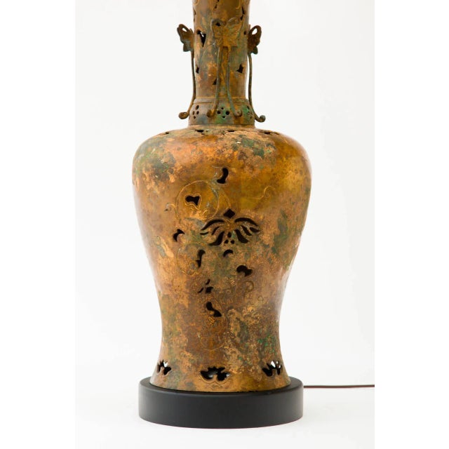 Mid-Century Modern Bronze Table Lamp in the Style of James Mont For Sale - Image 3 of 7