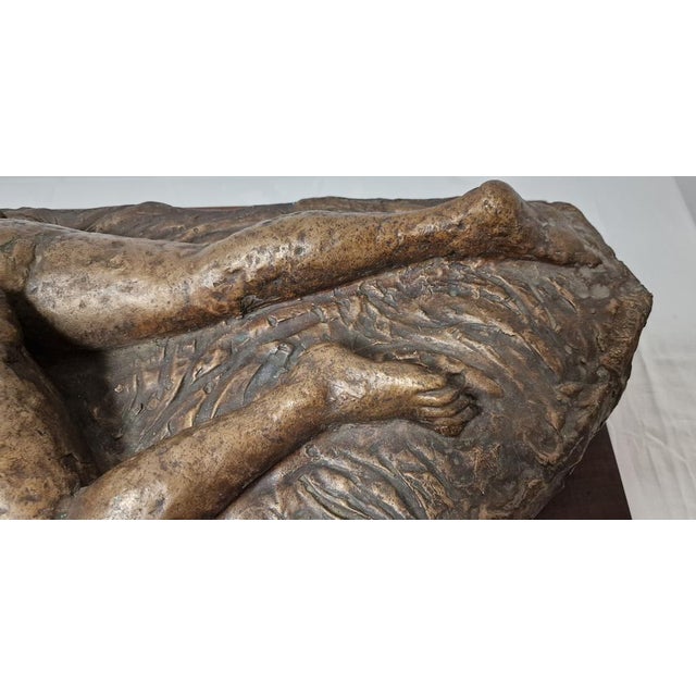 Brown Pier Gabriele Vangelli, Reclining Woman, 1970s, Bronze with Wood Base For Sale - Image 8 of 14