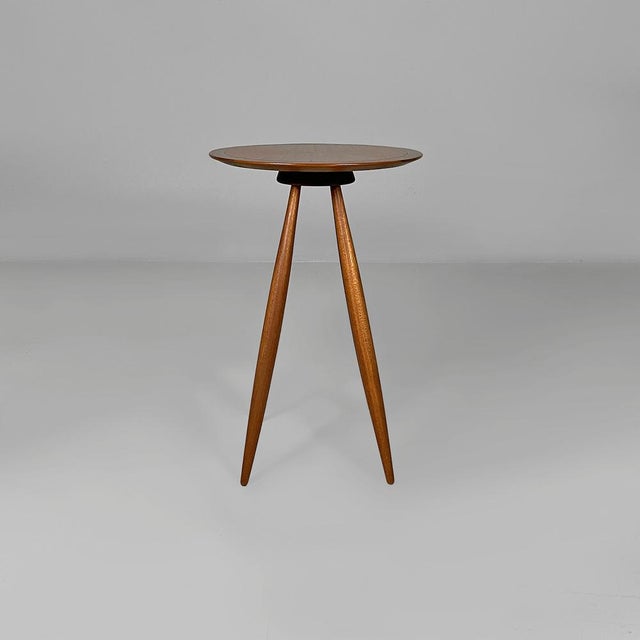 Italian mid-century modern round coffe table in wood, 1950s Coffee table with a round wooden top. The round legs are also...