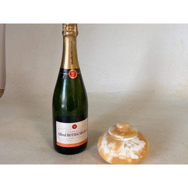 Onyx marble urn form round box. It has been made in France in the 1970s. The colors are Beige and white in very different...