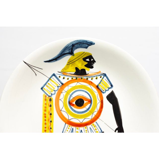Mid-Century Modern Hand-Painted Glazed Earthenware Plate with Eye-Shield Hoplite by Roger Capron for Vallauris, 1955-1960 For Sale - Image 3 of 13