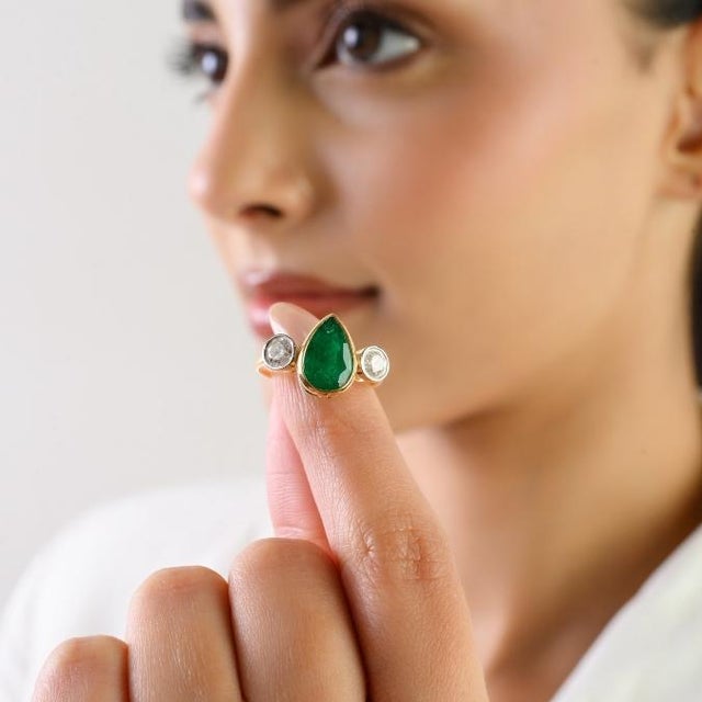 Contemporary 2.29ct Deep Green Emerald Pear Engagement Ring With Round Diamonds in 18k Gold Size 7 For Sale - Image 3 of 15