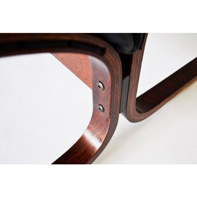 Ingmar Relling Highback Siesta Chairs and Ottoman in Black Leather and Brown Plywood by Ingmar Relling for Westnofa, 1960s, Set of 3 For Sale - Image 4 of 5