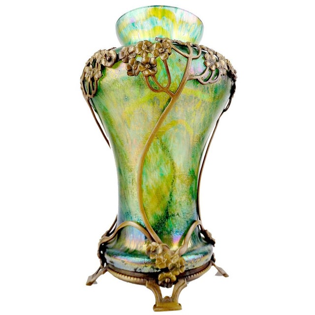 Art Nouveau Iridescent Glass Vase with Bronze Overlay and Hydrangea Flower, 1900s For Sale - Image 6 of 18