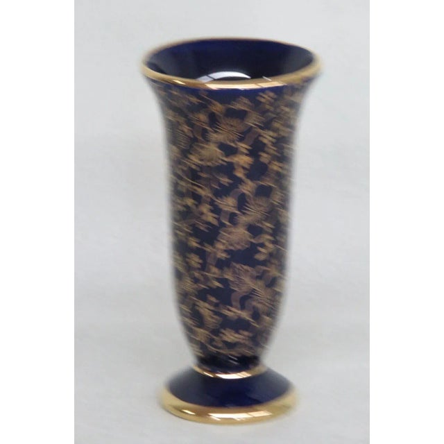 This lovely bud vase is made of glass. This small vase has wonderful vintage style, it features a gorgeous cobalt blue...