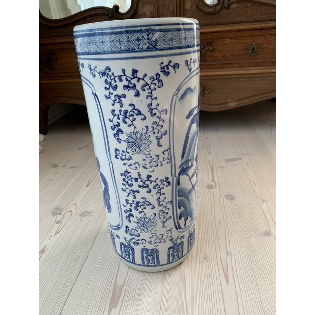 Here we have a beautiful vintage blue and white Chinoiserie umbrella stand. Lovely hand painted birds and landscape...