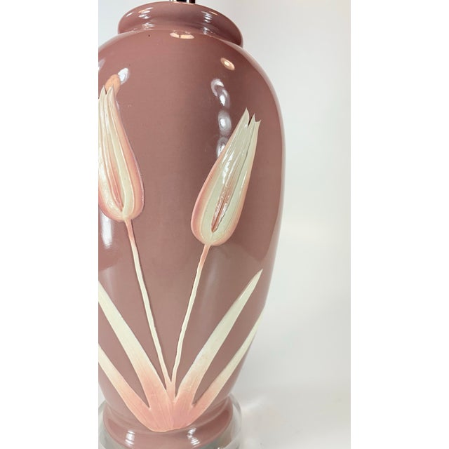 Mid-Century Modern 1980s Mid Century Modern Fuchsia Pink Tulip Ceramic & Lucite Table Lamp For Sale - Image 3 of 12