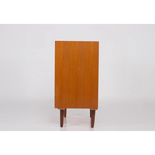 Small danish teak chest of drawers with 4 drawers. Original edition from the 1960s. h 82 cm x d 40 cm x w 80 cm. drawers d...