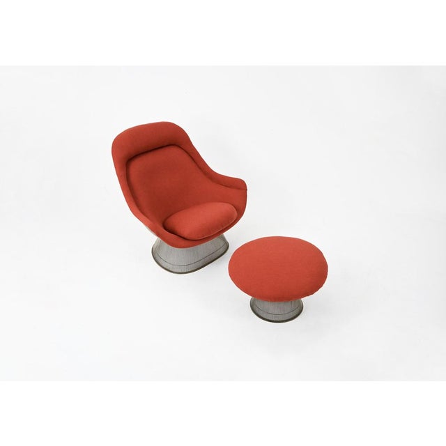 Warren Platner armchair and ottoman in metal and red fabric. Knoll edition. Seat height: 47 cm. Ottoman dimensions:...