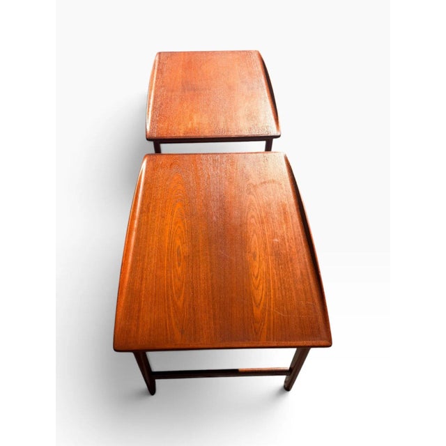 Pair of Folke Ohlsson for Dux Teak Surfboard End Tables | Swedish Mid-Century Modern | Upturned Edges | C. 1960s For Sale - Image 6 of 18