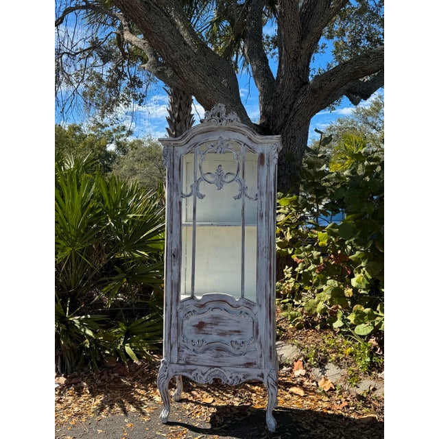 French 1970s French Louis XV Style Distressed White Vitrine Display Cabinet For Sale - Image 3 of 9