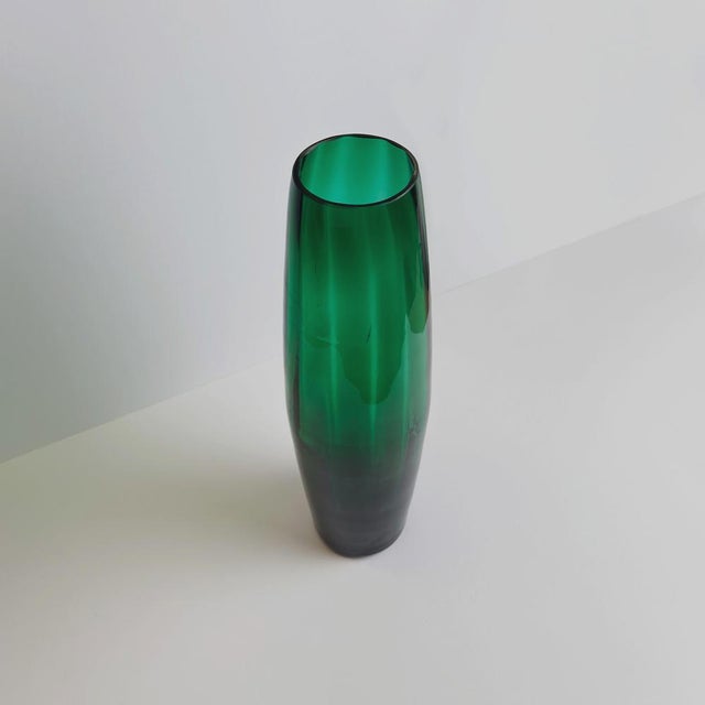 Mid-Century Modern Emerald Green Blown Glass Floor Vase from Empoli, Italy, 1960s For Sale - Image 3 of 10