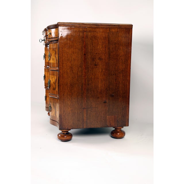 Small Baroque Chest of Drawers in Walnut with Mirror, 1760 For Sale - Image 4 of 14