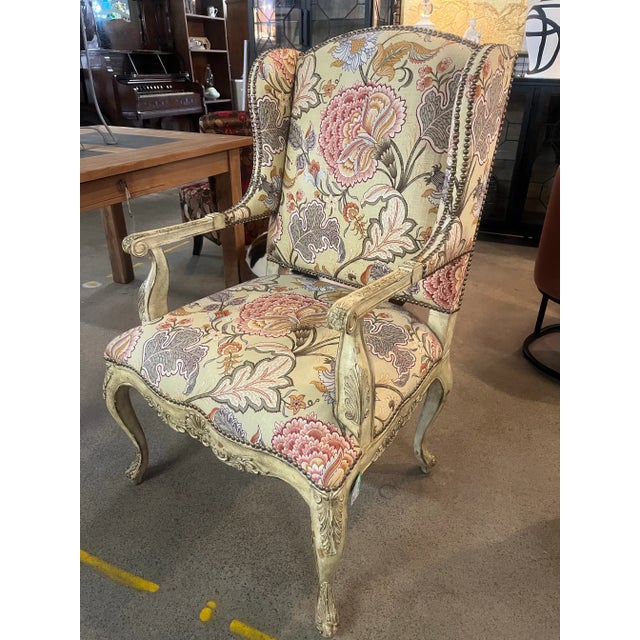 1960s Mid-Century Louis XIV Rococo Chair With Paisley Floral Pattern - Hand Carved For Sale - Image 5 of 9